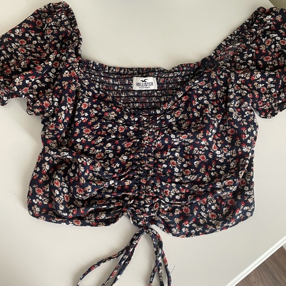 Hollister Tops - Hollister crop top size XS/0 in perfect condition